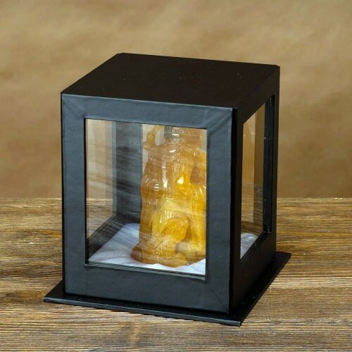 Резная фигурка «Монах» из натурального янтаря для интерьера дома