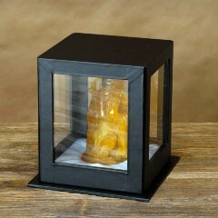 Резная фигурка «Монах» из натурального янтаря для интерьера дома