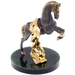 Бронзовая статуэтка «Конь на дыбах» на подставке из нефрита