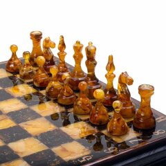 Шахматный ларец с фигурами «Черное и белое» из дерева янтаря