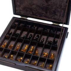 Шахматный ларец с фигурами «Черное и белое» из дерева янтаря