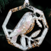 Ёлочная игрушка «Снегирь» из камня (розовый кварц) в подарок к новому году