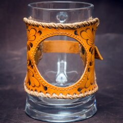Стеклянная пивная кружка «Именная» в оплетке из кожи