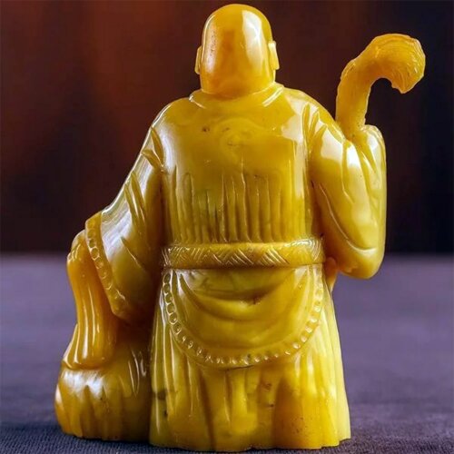 Резная фигурка «Монах с посохом» из натурального янтаря для интерьера дома