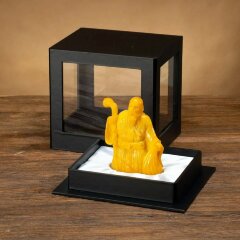 Резная фигурка «Монах с посохом» из натурального янтаря для интерьера дома