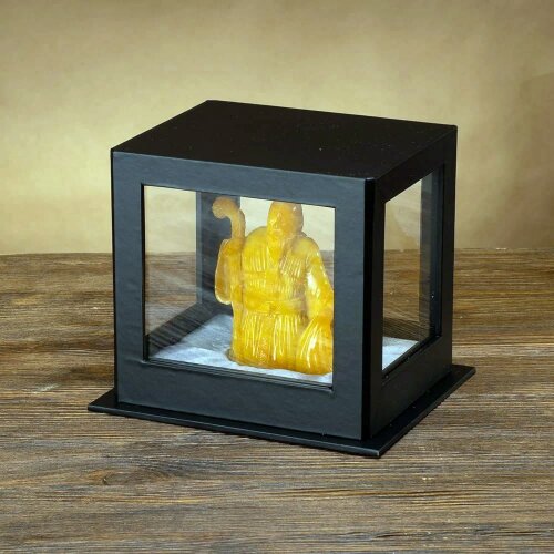 Резная фигурка «Монах с посохом» из натурального янтаря для интерьера дома