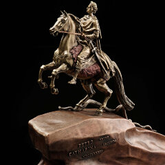 Сувенирная копия памятника «Медный всадник» — как главный символ города Санкт-Петербург в подарок гостям Северной столицы