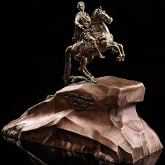Сувенирная копия памятника «Медный всадник» — как главный символ города Санкт-Петербург в подарок гостям Северной столицы
