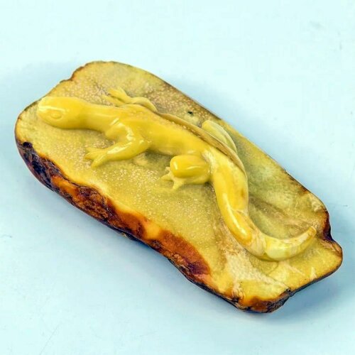 Резная фигурка «Ящерица» из натурального янтаря для интерьера дома