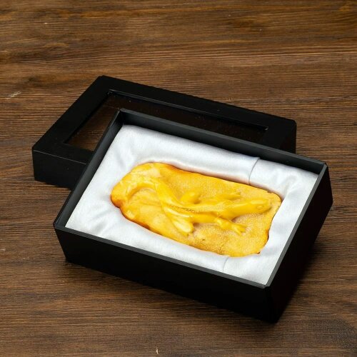 Резная фигурка «Ящерица» из натурального янтаря для интерьера дома