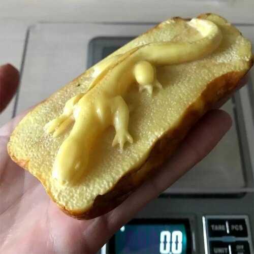 Резная фигурка «Ящерица» из натурального янтаря для интерьера дома