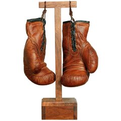 Интерьерный сувенир «Боксерские перчатки» из светлой кожи на подставке