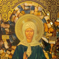 Подарочная икона «Матрона Московская» из янтаря в багете