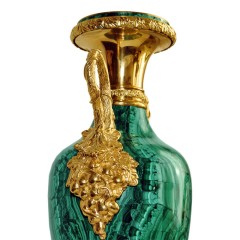 Настольная ваза из камня малахит «Татьяна» для стильного интерьера