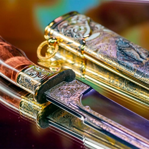 Подарочный нож «Медведь» украшенный в стиле мастеров Златоуста в подарочном футляре