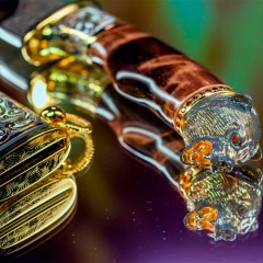 Коллекционный нож «Медведь» украшенный в стиле мастеров Златоуста в подарочном футляре