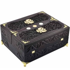 Подарочная книга ручной работы «Деньги России» достойна занять почетное место в библиотеке бизнесмена