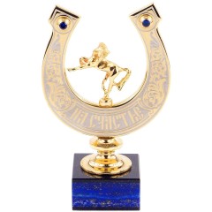 Настольный сувенир «Подкова на счастье» с лошадкой на камне лазурит в подарок для близких