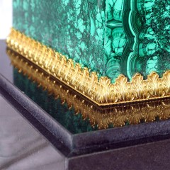 Большая напольная ваза из камня малахит «Пьедестал» для стильного интерьера кабинета