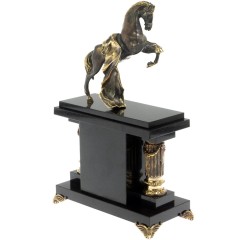 Каминные часы «Конь с попоной» из натурального камня яшма