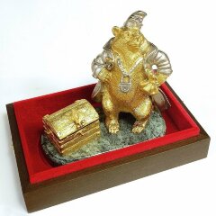 Сувенир «Медведь с сундуком» с золочением