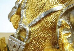 Сувенир «Медведь с сундуком» с золочением