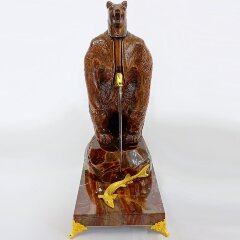 Коллекционный нож «Медведь на охоте» с резной фигурой на подставке из яшмы