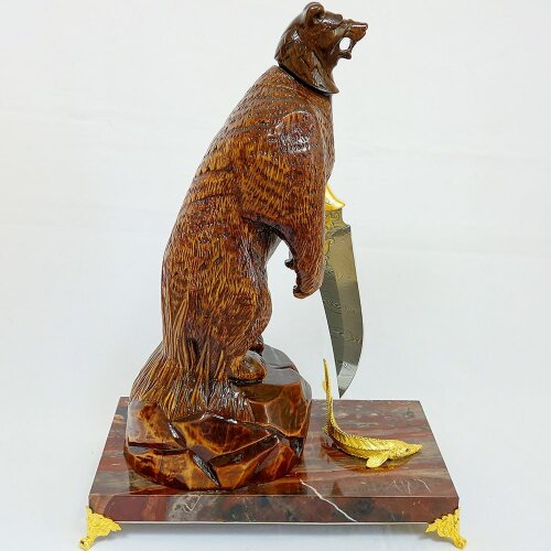 Коллекционный нож «Медведь на охоте» с резной фигурой на подставке из яшмы