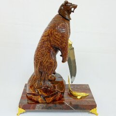 Коллекционный нож «Медведь на охоте» с резной фигурой на подставке из яшмы