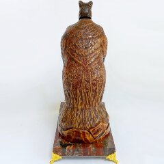 Коллекционный нож «Медведь на охоте» с резной фигурой на подставке из яшмы