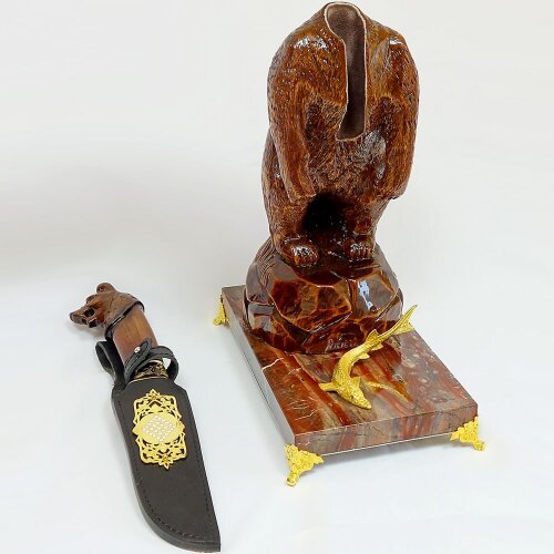 Коллекционный нож «Медведь на охоте» с резной фигурой на подставке из яшмы