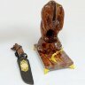 Коллекционный нож «Медведь на охоте» с резной фигурой на подставке из яшмы
