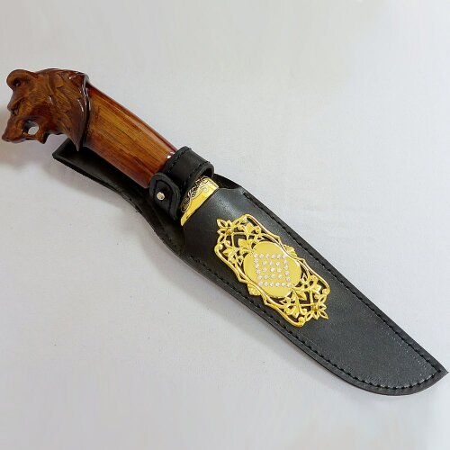 Коллекционный нож «Медведь на охоте» с резной фигурой на подставке из яшмы