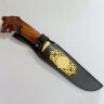 Коллекционный нож «Медведь на охоте» с резной фигурой на подставке из яшмы