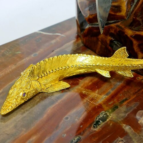 Коллекционный нож «Медведь на охоте» с резной фигурой на подставке из яшмы