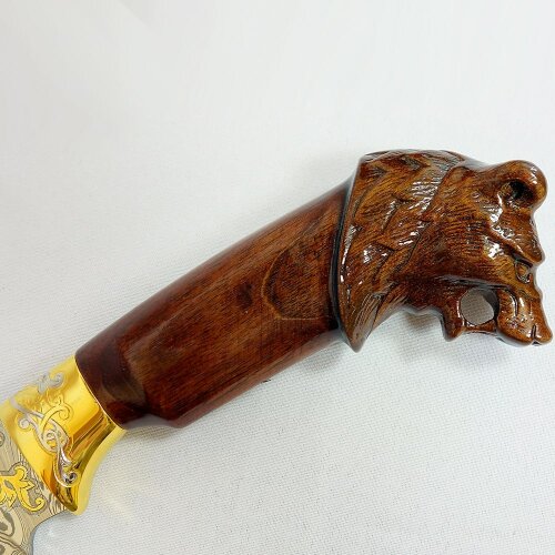 Коллекционный нож «Медведь на охоте» с резной фигурой на подставке из яшмы