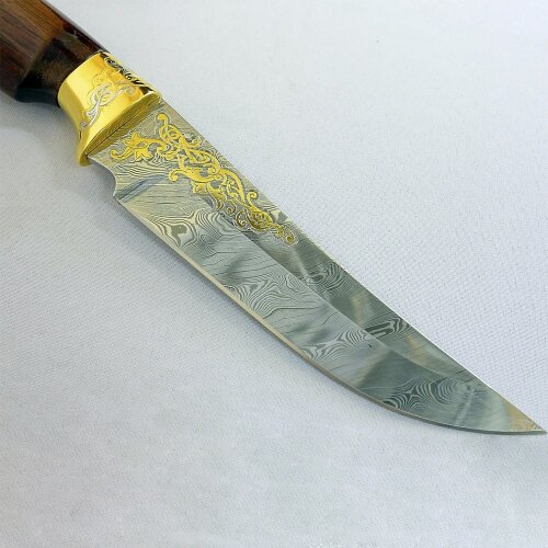 Коллекционный нож «Медведь на охоте» с резной фигурой на подставке из яшмы