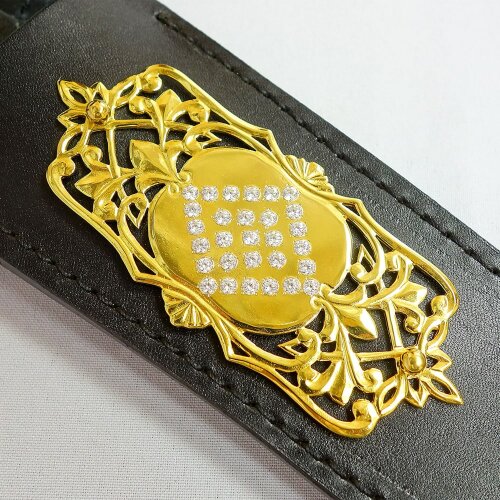 Коллекционный нож «Медведь на охоте» с резной фигурой на подставке из яшмы