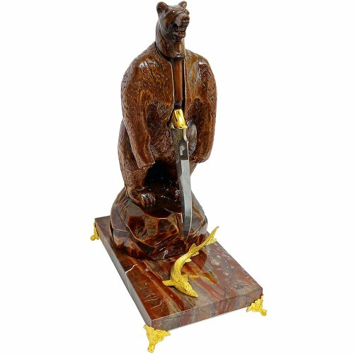 Коллекционный нож «Медведь на охоте» с резной фигурой на подставке из яшмы