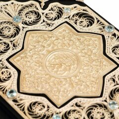 Украшенный «Коран» с изумрудами