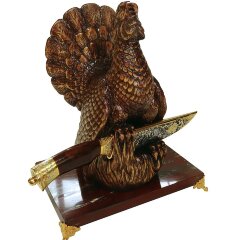 Подарочный нож «Глухарь» с резной фигурой на подставке из яшмы