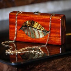 Женская сумка клатч через плечо «Лепесток» из дерева и янтаря