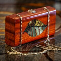 Женская сумка клатч через плечо «Лепесток» из дерева и янтаря