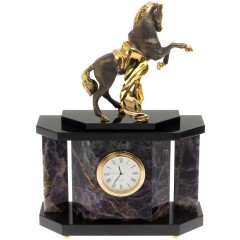 Настольные часы «Конь с попоной» из натурального камня флюорит в подарок коллегам
