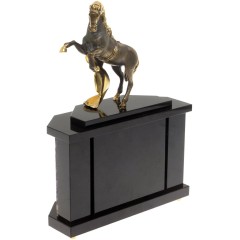 Настольные часы «Конь с попоной» из натурального камня флюорит в подарок коллегам