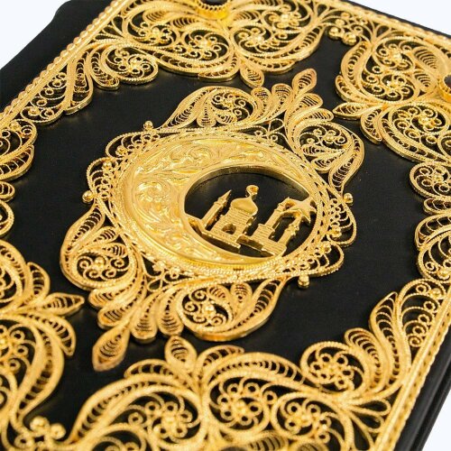 Позолоченный «Коран» с гранатами