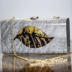 Серая женская сумочка «Лепесток» из дерева и янтаря