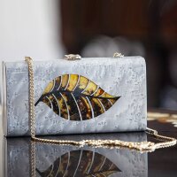 Серая женская сумочка «Лепесток» из дерева и янтаря