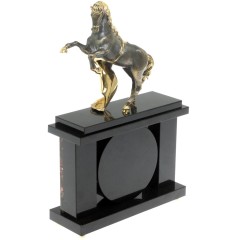 Настольные часы «Конь с попоной» из натурального камня яшма в подарок коллегам