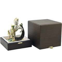 Сувенирная подкова с лошадью «На удачу» на малахит в подарок подруге